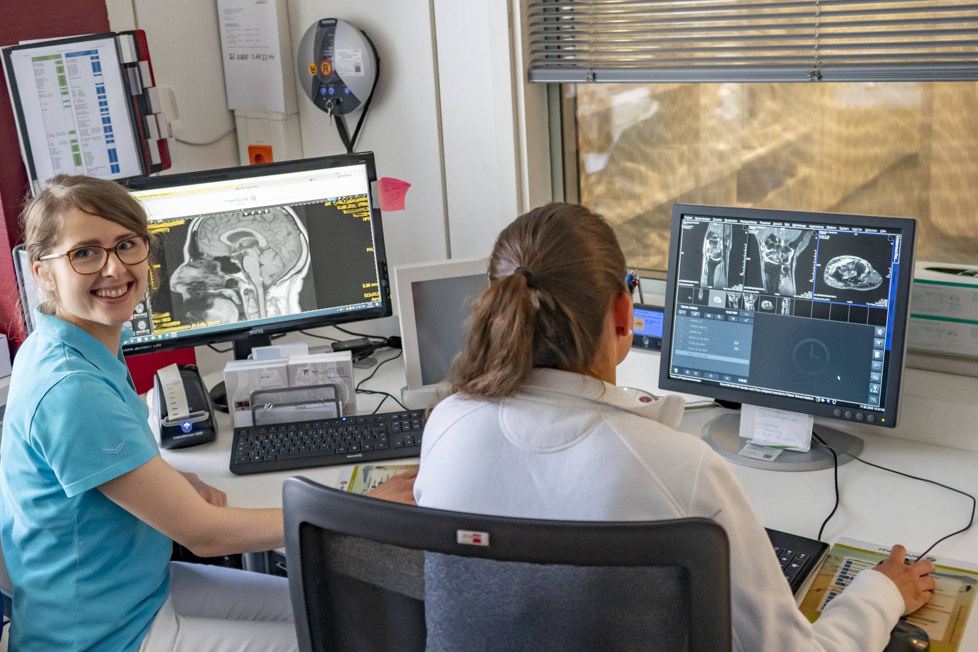 2 Arzthelferinnen an den Computern